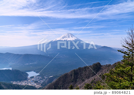 （山梨県）御坂山地稜線から望む富士山の絶景 89064821