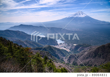 （山梨県）御坂山地稜線から望む富士山の絶景 89064831