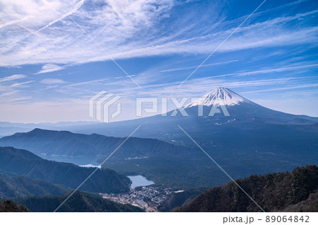（山梨県）御坂山地稜線から望む富士山の絶景 89064842