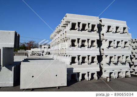 積まれた土木工事用コンクリート製品 積まれた土木工事用コンクリート製品 89065034