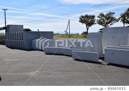 積まれた土木工事用コンクリート製品 89065035