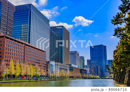 東京　千代田区　皇居外苑前の日比谷通りとビル群 89066710