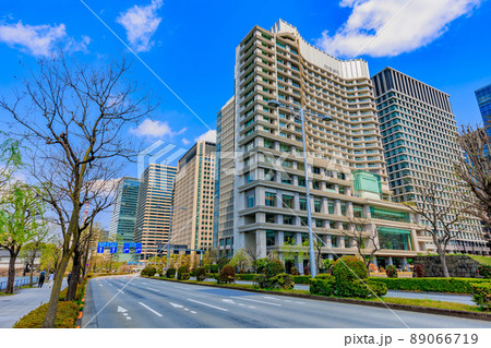 東京　千代田区　皇居前の内堀通りとビル群 89066719