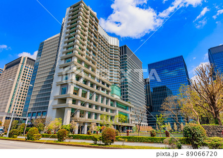 東京 千代田区 皇居前の内堀通りとビル群 東京 千代田区 皇居前の内堀通りとビル群 89066720