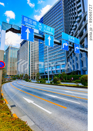 東京　千代田区　皇居前の内堀通りとビル群 89066727