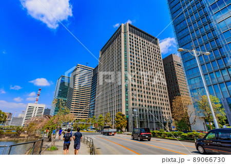 東京　千代田区　皇居前の内堀通りとビル群 89066730