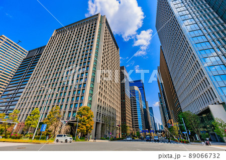 東京　千代田区　皇居前の内堀通りとビル群 89066732