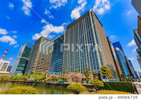 東京　千代田区　皇居にある大手濠とビル群 89066739