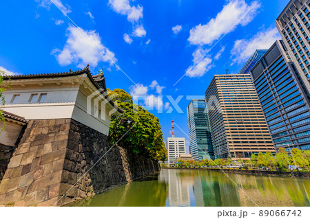 東京　千代田区　皇居東御苑にある大手門と大手町のビル群 89066742