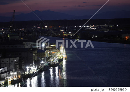 八戸魚市場第二市場と夕日（青森県） 89066969