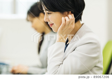 オフィスで働くキャリアウーマン オフィスで働くキャリアウーマン 89067206