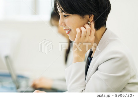 オフィスで働くキャリアウーマン オフィスで働くキャリアウーマン 89067207