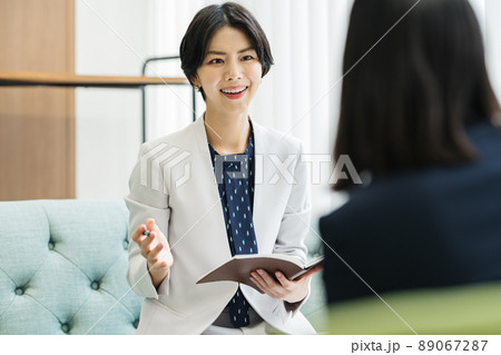 打ち合わせをするキャリアウーマン 打ち合わせをするキャリアウーマン 89067287