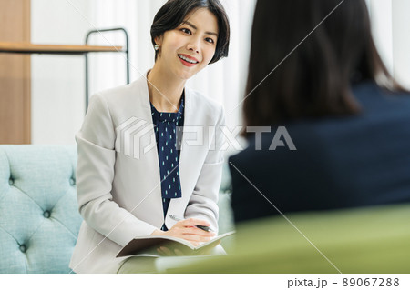 打ち合わせをするキャリアウーマン 打ち合わせをするキャリアウーマン 89067288