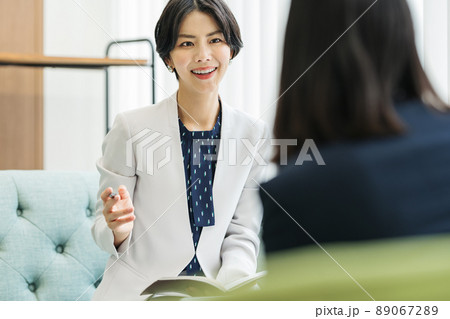 打ち合わせをするキャリアウーマン 89067289