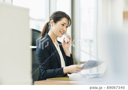 電話で話すキャリアウーマン 89067340