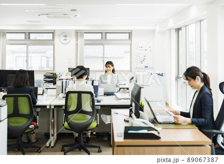 オフィスの仕事風景 89067387