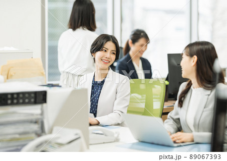 女性が働くオフィス風景 89067393