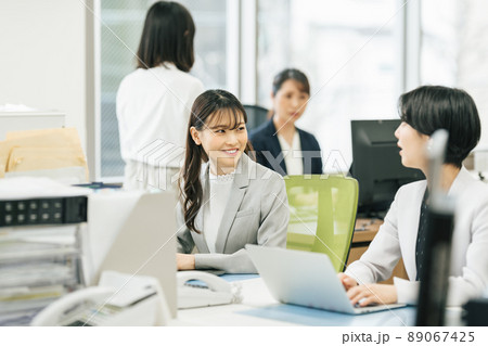 女性が働くオフィス風景 89067425