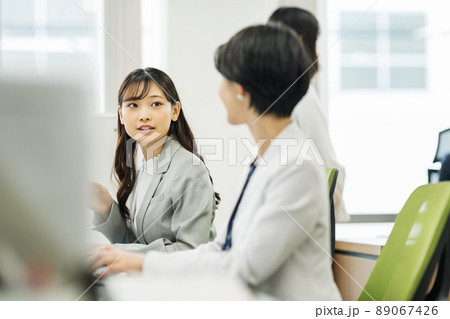オフィスで働くキャリアウーマン 89067426