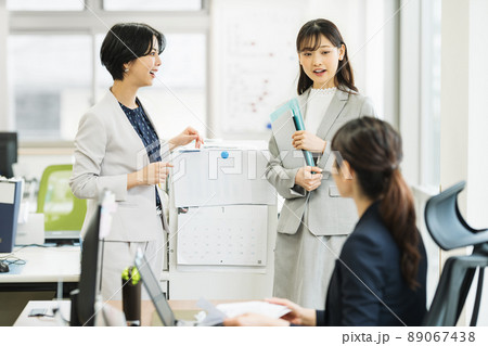 オフィスでコミュニケーションを取る女性 オフィスでコミュニケーションを取る女性 89067438