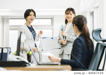 楽しく会話するキャリアウーマン 89067439
