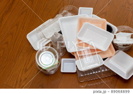 床の上に集められたプラスチックゴミ 床の上に集められたプラスチックゴミ 89068899
