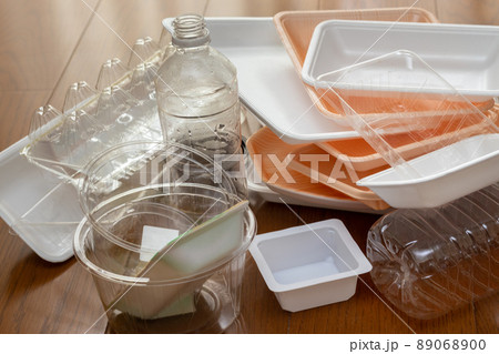 積み上げられたたくさんのプラスチックゴミ 積み上げられたたくさんのプラスチックゴミ 89068900