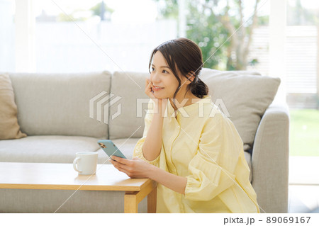 スマホを持つ女性 スマホを持つ女性 89069167