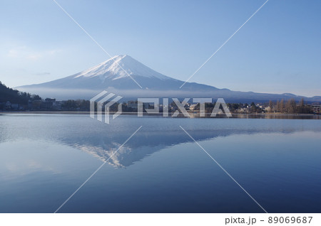 冬の河口湖で見る富士山と逆さ富士 89069687