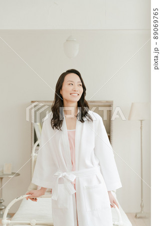 若い女性の心地よい目覚め 89069765
