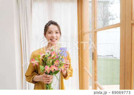 花束を持つ女性 代女性の写真素材