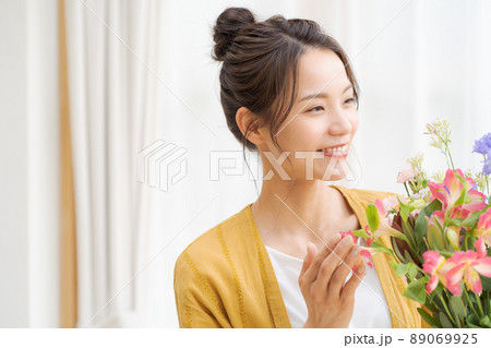 花束を持つ女性 20代女性 花束を持つ女性 20代女性 89069925