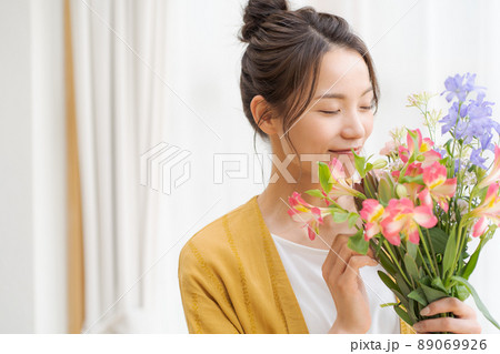 花束を持つ女性　20代女性 89069926