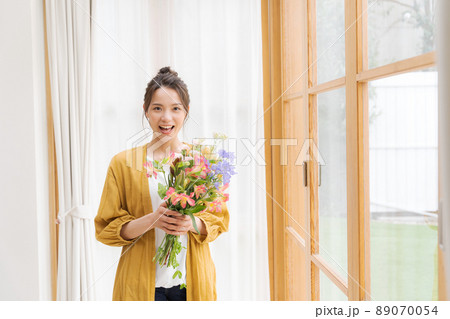花を持つ女性 20代女性 花を持つ女性 20代女性 89070054