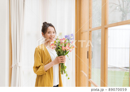 花を持つ女性 20代女性 花を持つ女性 20代女性 89070059