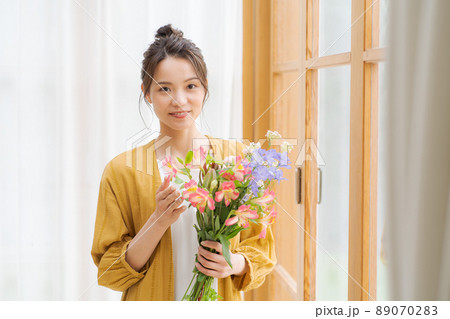 花を生ける女性　20代女性 89070283