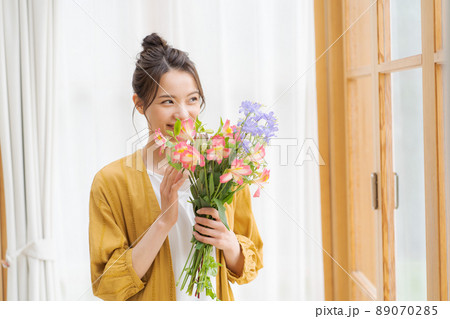 花を生ける女性　20代女性 89070285