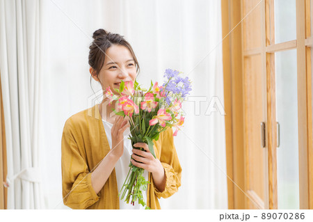 花を生ける女性 20代女性 花を生ける女性 20代女性 89070286