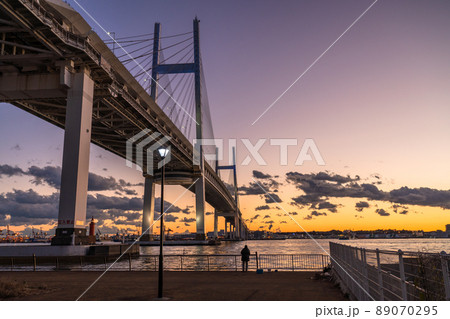《神奈川県》横浜ベイブリッジの夜景 89070295
