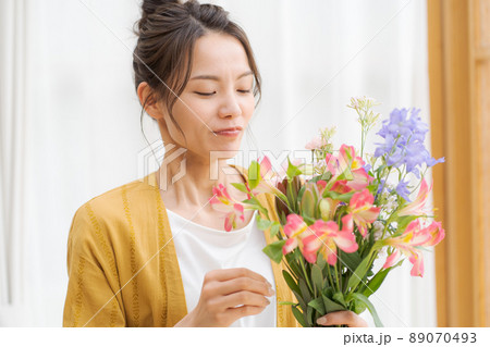 花粉症 アレルギー 代女性の写真素材 花粉症 アレルギー 代女性の写真素材