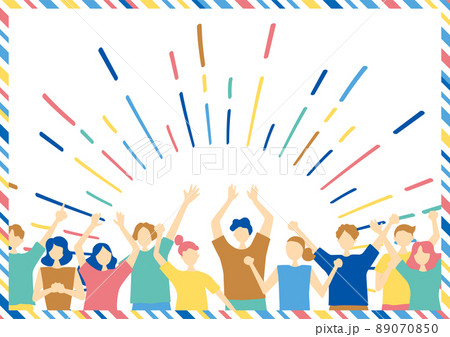 盛り上がる大勢の人達 89070850