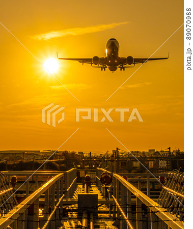 千里川土手の朝陽と飛行機の美しい写真 89070988