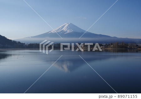 冬の河口湖で見る富士山と逆さ富士 89071155