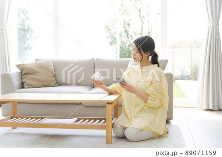 自宅でくつろぐ女性 自宅でくつろぐ女性 89071159