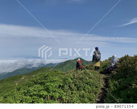 神室連峰より鳥海山を眺める登山者達 神室連峰より鳥海山を眺める登山者達 89071354