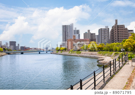 広島の市街地風景です。本川沿いの西側風景です。広々とした雰囲気をどうぞ。広島県 89071795