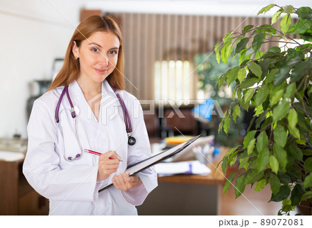 Doctor woman standing in hall 89072081