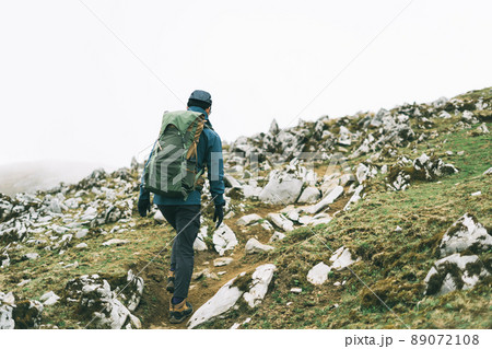 登山をする男性 89072108
