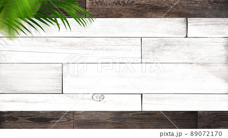 木目とヤシの葉の背景素材 89072170